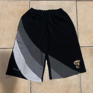 VINTAGE HARLEM GLOBETROTTERS SHORTS. SIZE L